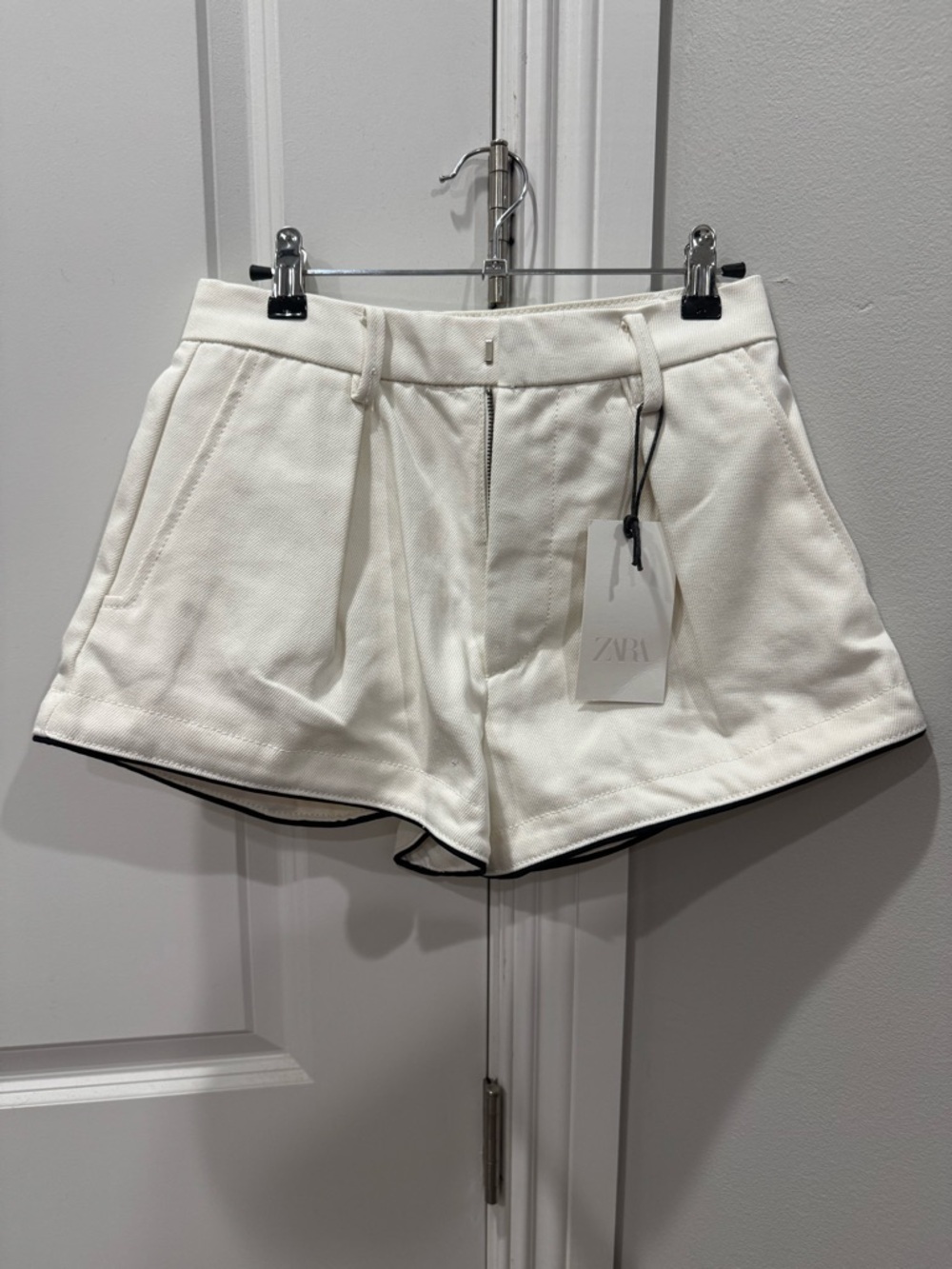 Zara White High-Waist Pleated Shorts with Black Trim